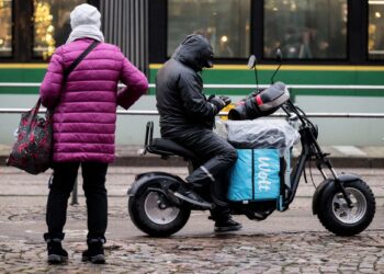 Wolt-lähetit työskentelevät surkeilla työehdoilla ja palkoilla.