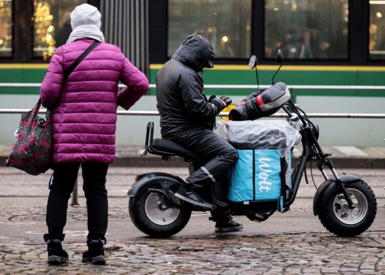 Wolt-lähetit työskentelevät surkeilla työehdoilla ja palkoilla.