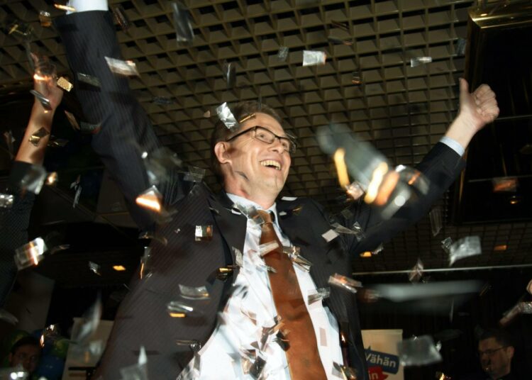 Entinen pääministeri Matti Vanhanen juhli keskustan vaalivalvojaisissa 18. maaliskuuta 2007.