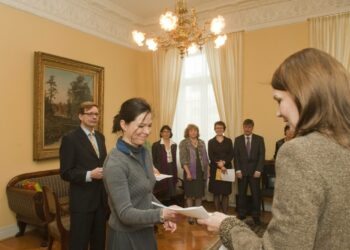 Jukka Ahtelan työelämäryhmän jatkotyöryhmän jäsenet luovuttivat Anni Sinnemäen ja Vesa Rantahalvarin johdolla pääministeri Mari Kiviniemelle.