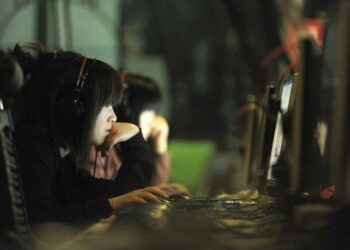 Asiakkaita pekingiläisessä nettikahvilassa. Kuvan henkilöt eivät liity juttuun.