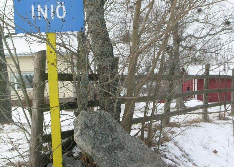 Kyläkaupan pihapiirissä on säilynyt merkki entisestä kunnasta.