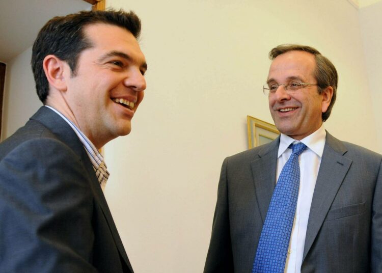 Syrizan puheenjohtaja Alexis Tsipras ja konservatiivisen Uusi Demokratia -puolueen puheenjohtaja Antonis Samaras tapasivat Kreikan parlamentissa maanantaina. Vähän tapaamisen jälkeen Samaras siirsi hallitusneuvottelujen vetovastuun Tsiprasille.