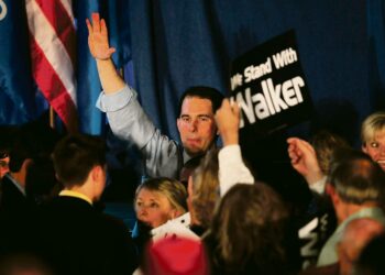 Oikeistorepublikaaneihin kuuluva Wisconsinin osavaltion kuvernööri Scott Walker riemuitsi runsaat kaksi viikkoa sitten, kun hän oli voittanut uusintavaalit. Walker on tullut tunnetuksi ay-oikeuksien rajusta leikkaamisesta.