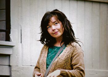 Björk on ulkoisen olemuksensa puolesta aito tehtaantyttö.