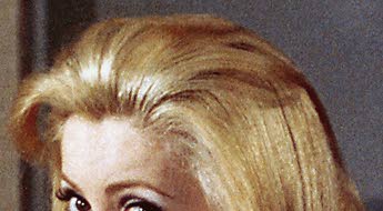 Päiväperho on totta ja fantasiaa kiehtovasti yhdistävä tarina kirurgin vaimon bordelli-iltapäivistä. Kuvassa Catherine Deneuve.