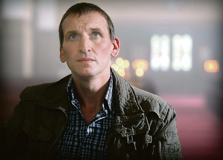 Nuhteeton yksityisyrittäjä ajautuu maksuvaikeuksiin. Hän tarttuu kohdalle osuvaan oljenkorteen, jonka hinta on kova. Kuvassa Christopher Eccleston.