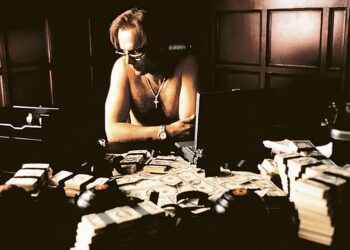 Wachowskin veljesten esikoisohjaus oli seksikäs trilleri kahdesta naisesta, jotka aikovat varastaa mafialta miljoonia. Kuvassa Caesar (Joe Pantoliano).