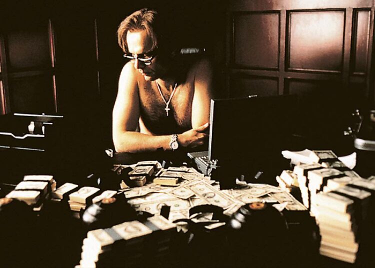 Wachowskin veljesten esikoisohjaus oli seksikäs trilleri kahdesta naisesta, jotka aikovat varastaa mafialta miljoonia. Kuvassa Caesar (Joe Pantoliano).