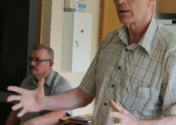 Esko-Juhani Tennilällä on 35 vuoden kokemus eduskuntatyöstä. Hän on ollut pitkään myös Naton parlamentaarisen yleiskokouksen jäsen, kuvassa vasemmalla Honkajoen Vasemmistoliiton puheenjohtaja Jukka Alanko.