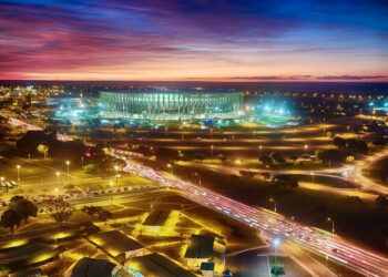 Valot loistavat Mane Garrinchan stadionilla Brasilian pääkaupungissa Brasiliassa.