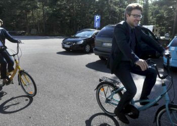 Heidi Hautala ja Ville Niinistö kokeilivat Hangossa tehtyjä jopoja. Vihreiden ministeriryhmä piti kaksipäiväisen kesäkokouksen Länsi-Uudellamaalla.