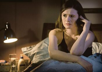 Will tiimeineen joutuu lakimiehen puhutteluun arveluttavan uutismateriaalin lähettämisestä. Kuvassa MacKenzie McHale (Emily Mortimer).