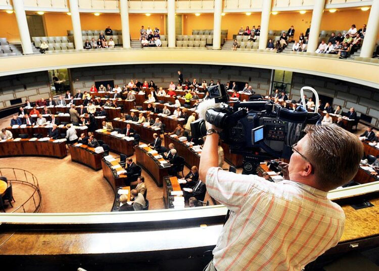 Osalle kansanedustajista eduskunta on leikkikenttä ja ikuinen aprillipäivä.