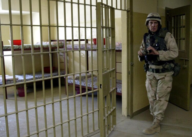 Amerikkalaiset esittelivät Abu Ghraibin vankilan siistimpää puolta elokuussa 2003. Karu totuus paljastui vajaata yhdeksää kuukautta myöhemmin.