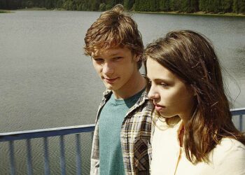 Trilogian alku kertoo siviilipalvelusmiehestä, jonka arki muuttuu uuden romanssin myötä. Kuvassa Jacob Matschenz ja Luna Zimic Mijovic.