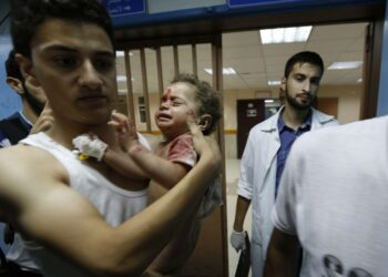 Haavoittunut lapsi vietiin perjantaiaamuna Gazan kaupungissa sijaitsevaan Shifan sairaalaan.