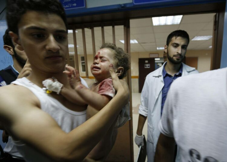 Haavoittunut lapsi vietiin perjantaiaamuna Gazan kaupungissa sijaitsevaan Shifan sairaalaan.