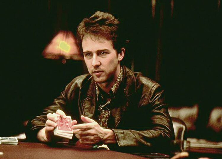Rounders on draama entisestä pelurista, joka palaa pokeripöytiin auttaakseen koronkiskureiden käsiin joutunutta ystäväänsä. Kuvassa Edward Norton.