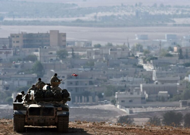 Turkin armeija seuraa näköetäisyyden päässä sivusta äärijärjestö Isisin etenemistä Kobanin kurdikaupunkiin.