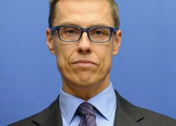 Lähelle pääministeri Alexander Stubbin vaatimaa julkisten menojen BKT-suhdetta päästään sillä, että valtion ja kuntien itseltään tekemien hankintojen tai taskusta toiseen siirtyvien menoerien kaksinkertaisesta laskemisesta luovutaan.