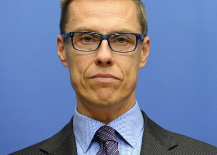 Lähelle pääministeri Alexander Stubbin vaatimaa julkisten menojen BKT-suhdetta päästään sillä, että valtion ja kuntien itseltään tekemien hankintojen tai taskusta toiseen siirtyvien menoerien kaksinkertaisesta laskemisesta luovutaan.