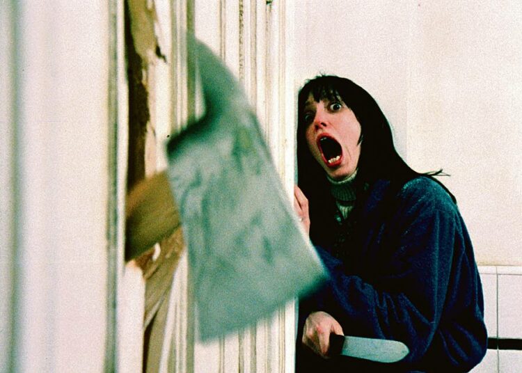 Hohto on kauhuklassikko kirjailijasta, joka perheineen ottaa talonmiehen pes-tin autiossa vuoristohotellissa. Kuvassa Shelley Duvall.