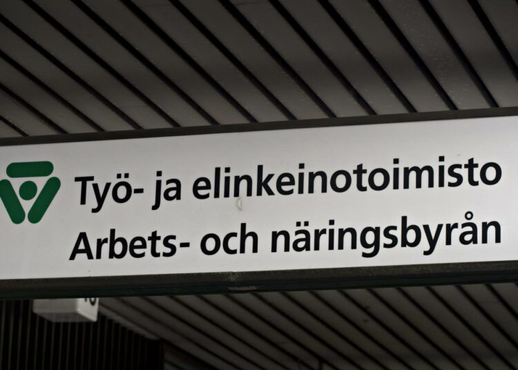 Uudenmaan työttömien kannattaa miettiä tarkkaan osallistumista uuteen pilottiin, jossa yksityisille työnvälitystoimistoille maksetaan korvaus sen mukaan, kuinka hyvin ne pystyvät hankkimaan työpaikkoja. Paluu TE-toimiston asiakkaaksi on sen jälkeen vaikeaa.
