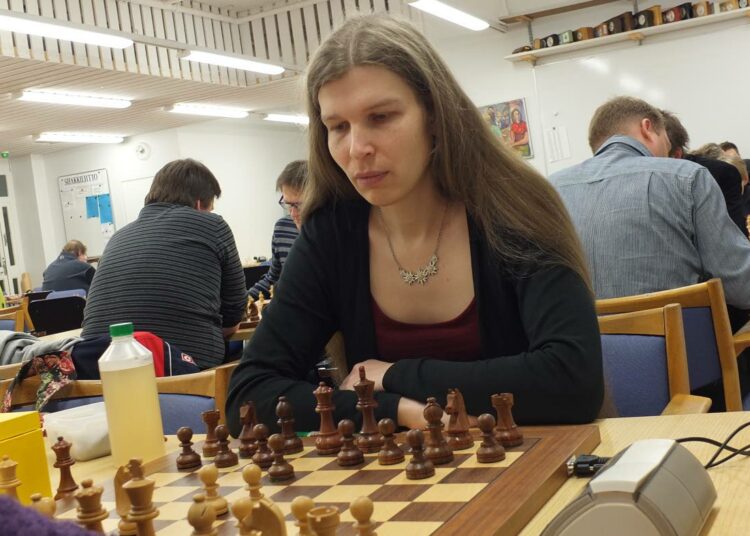 Alia Dannenbergilla on selvä suunnitelma: ensin eduskuntaan ja vuoden päästä shakin SM-kultaa.