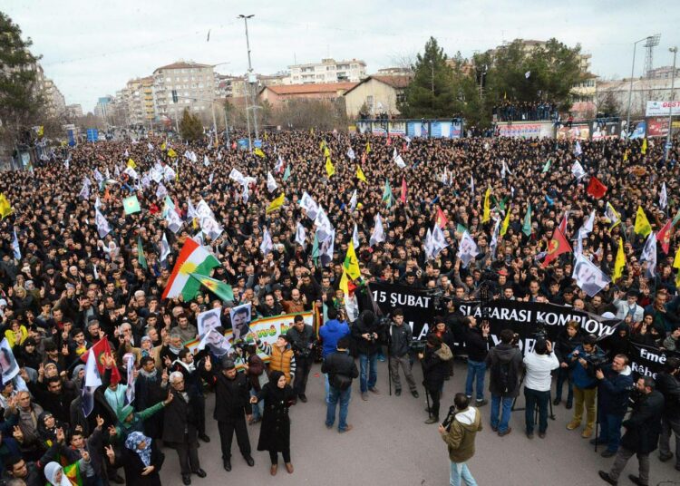 Kurdiyhteisön jäsenet osoittivat mieltään Kurdistanin työväenpuolueen PKK:n johtajan Abdullah Ocalanin vapauttamisen puolesta helmikuussa Diyarbakirin kaupungissa. Tuhansia kurdipoliitikkoja ja aktivisteja on tuomittu vankilaan ”terrorismin tukemisesta”.