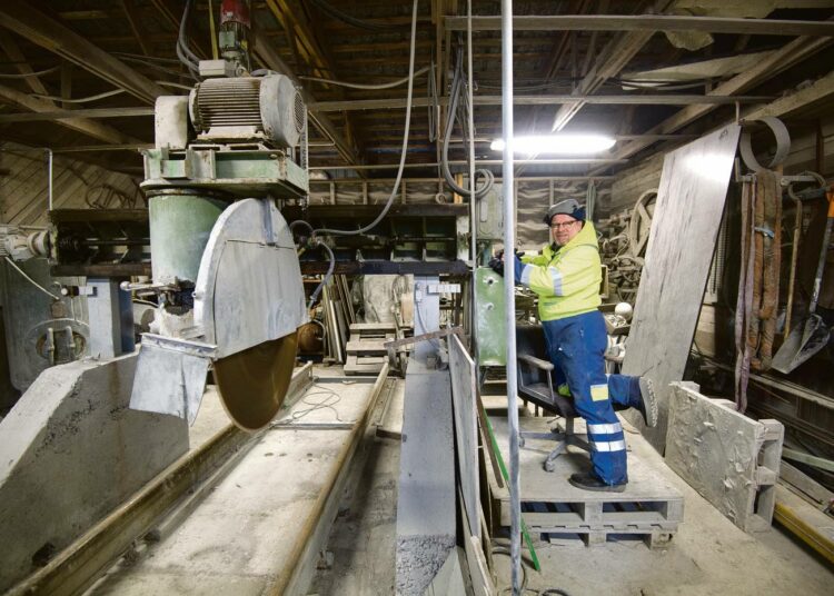 – Lähes kaikki suomalaiset kuvanveistäjät, jotka ovat tehneet kivitöitä, ovat jossain vaiheessa olleet täällä, esittelee kuvanveistäjä Matti Nurminen Tattarisuon taidekiviveistämöä.