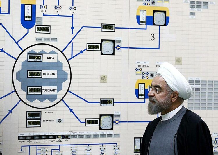 Iranin presidentti Hassan Rouhani vierailulla Bushehrin ydinvoimalassa tammikuussa.