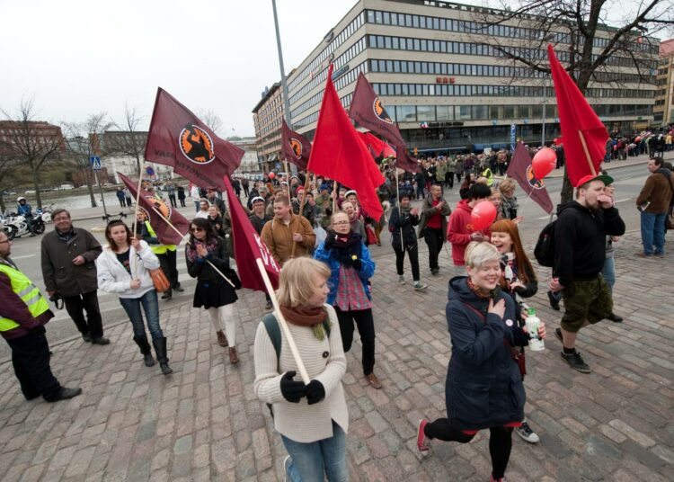 Vasemmistonuoria vappumarssilla vuonna 2014.