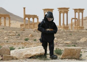 Venäjän asevoimien välittämässä kuvassa venäläinen miinanpurkaja etsii Isisin jälkeensä jättämiä räjähteitä Palmyrassa.