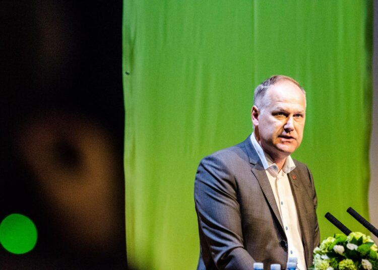 Ruotsin vasemmistopuolueen puheenjohtaja Jonas Sjöstedt kutsui Suomen hallituksen opintomatkalle ruotsinlaivalla.