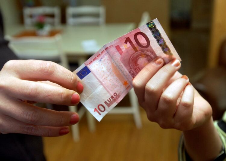 Yksi tapa pysäyttää pienimpien palkkojen jatkuva erkaantuminen keskipalkasta on vasemmistoliiton ehdotus lakisääteisestä 10 euron minimituntipalkasta.