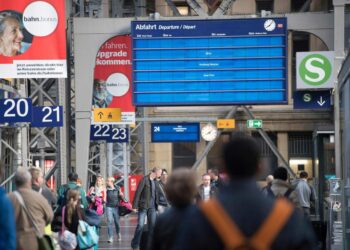 Aikataulunäytöt eivät toimineet lauantaina Saksan rautatieasemilla. Kuva Frankfurtista.