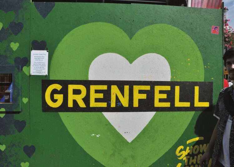 Vihreät muistosydämet täplittivät Kensingtonia Notting Hillin karnevaalien aikaan.