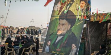 Julisteessa on kuva vaikutusvaltaisesta šiiaoppineesta Muqtada al-Sadrista, joka kevään vaaleissa liittoutui kommunistien kanssa.