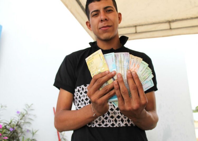 Jonas käveli Venezuelasta Ecuadoriin taskussaan kourallinen arvottomia bolivareja.