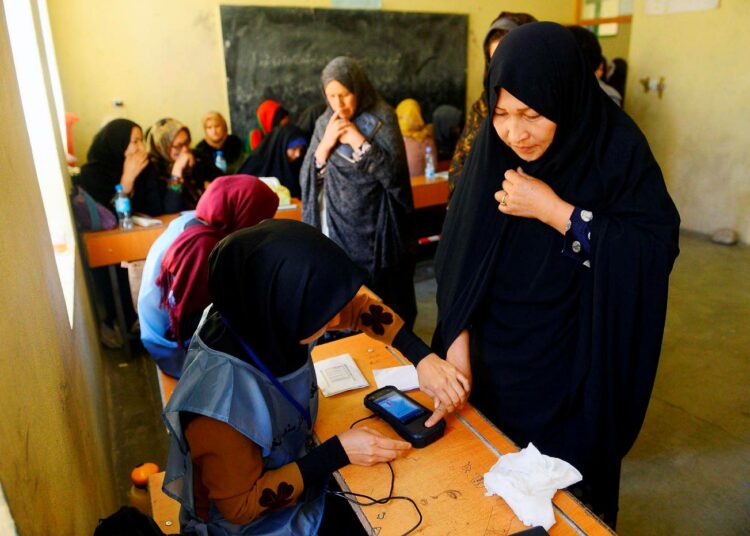 Naisille ja miehille oli erilliset jonot Afganistanin vaalipaikoilla. Kuva Heratista.