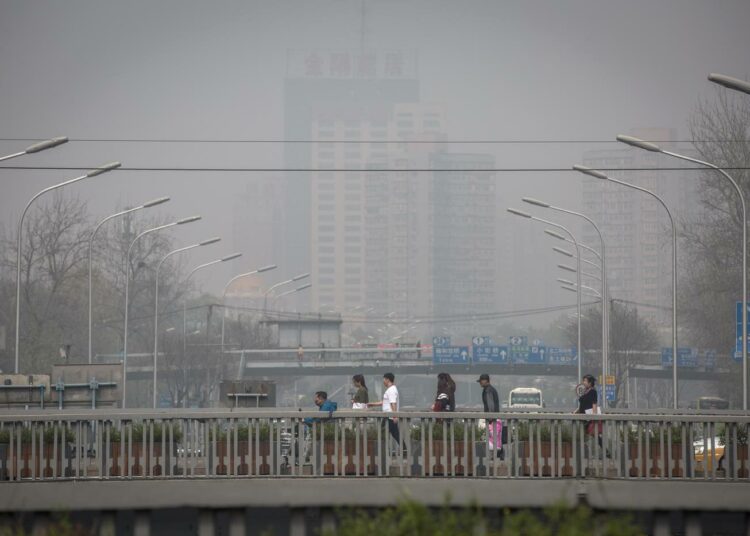 Kiinan valtion ote kansalaisista on kiristynyt, eivätkä ilmansaasteetkaan ole vaaraton puheenaihe.