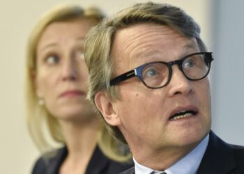 Johtaja Katarina Murto ja oikeustieteen kandidaatti Rauno Vanhanen saavat ay-liikkeestä kiitosta yt-lakia koskevasta selvityksestään.