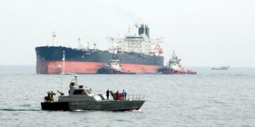 Tankkeri saapumassa Iranin öljysatamaan Khargin saarella.