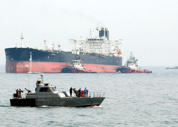Tankkeri saapumassa Iranin öljysatamaan Khargin saarella.