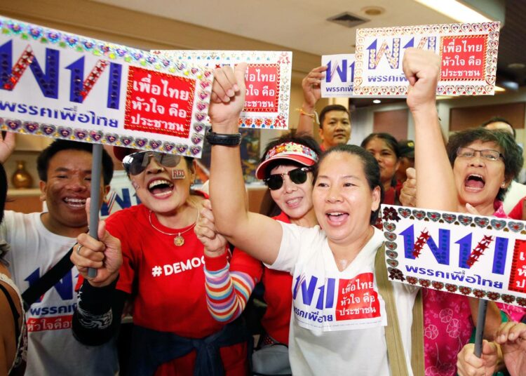 Pheu Thai -puolueen kannattajat juhlivat Thaimaan parlamenttivaalien äänestyksen päättymistä Bangkokissa sunnuntaina.