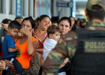 Konfliktialueilla elävien lasten määrä on lähes tuplaantunut sitten kylmän sodan päättymisen. Kuvassa venezuelalaisia Perun rajalla.