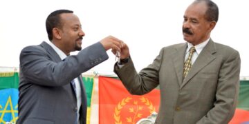 Nobel-palkittu pääministeri Abiy Ahmed (vas.) kilisteli lasia Eritrean presidentin Isaias Afewerkin kanssa rauhansopimuksen kunniaksi kesällä 2018.