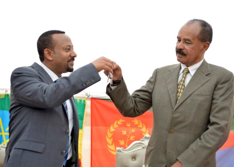 Nobel-palkittu pääministeri Abiy Ahmed (vas.) kilisteli lasia Eritrean presidentin Isaias Afewerkin kanssa rauhansopimuksen kunniaksi kesällä 2018.