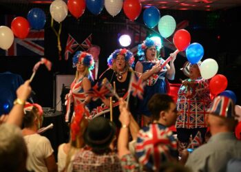 Brexitin kannattajat juhlivat Warringtonissa Pohjois-Englannissa lauantain vastaisena yönä.